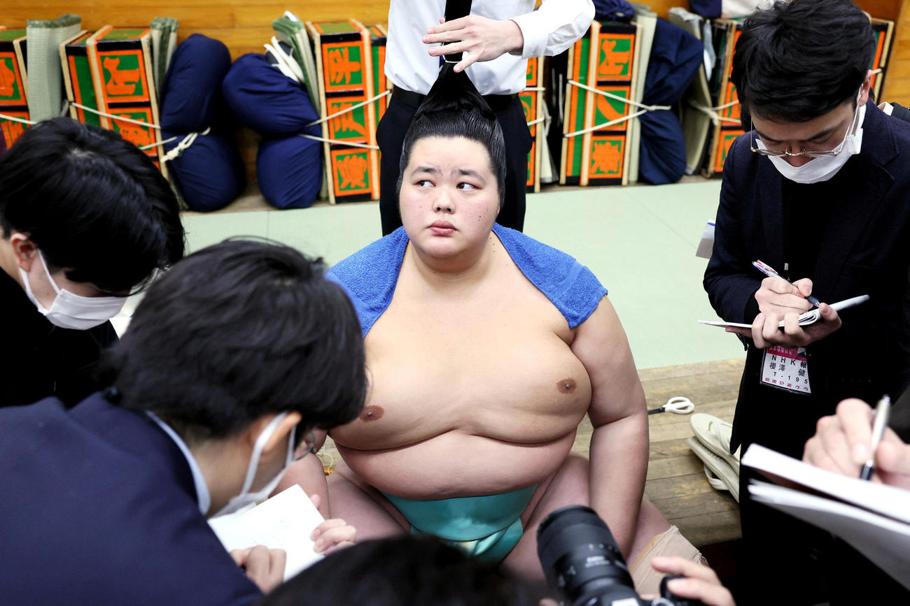 支度部屋で取材を受ける琴桜