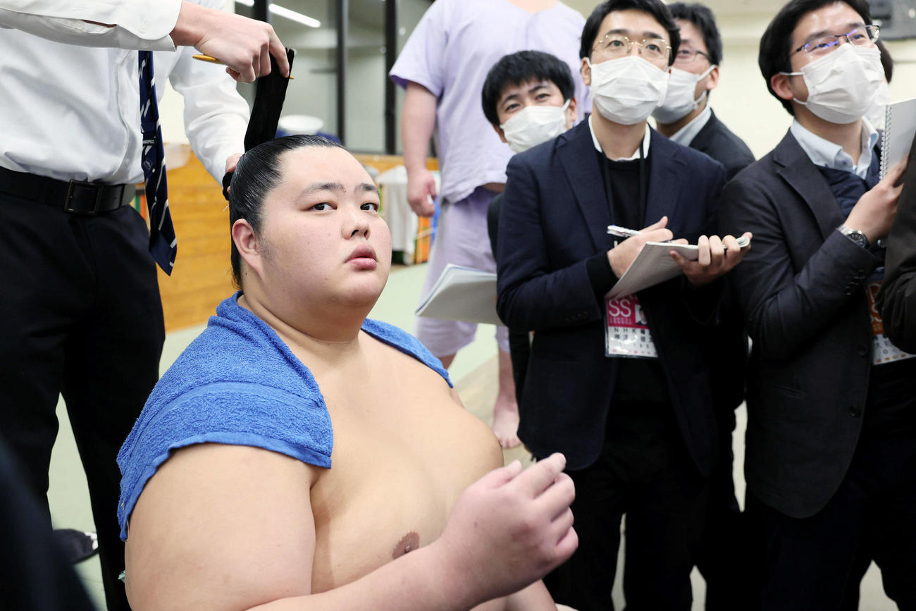 支度部屋で取材を受ける琴桜