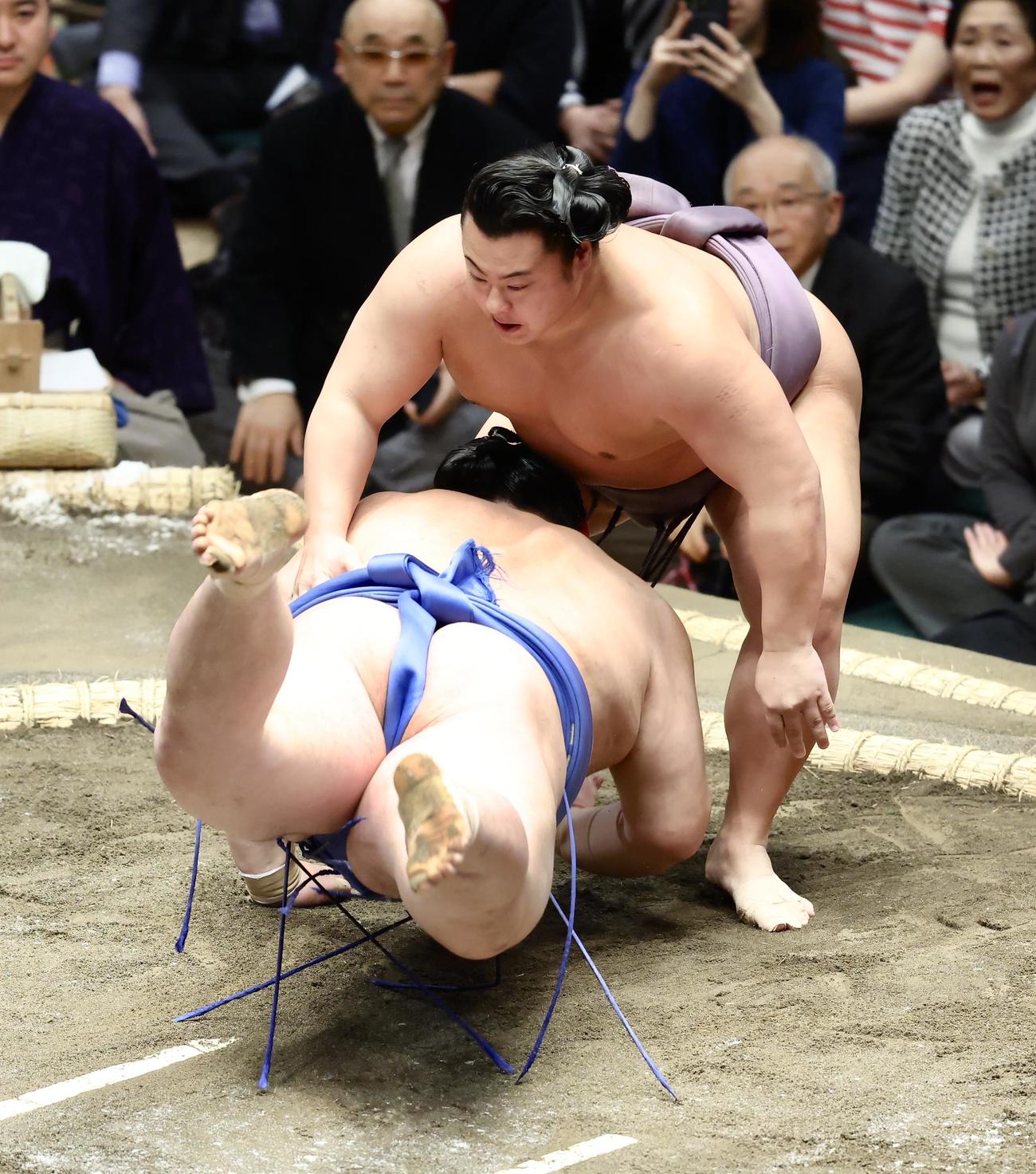 大の里（手前）を引き落としで破る翔猿（撮影・河田真司）