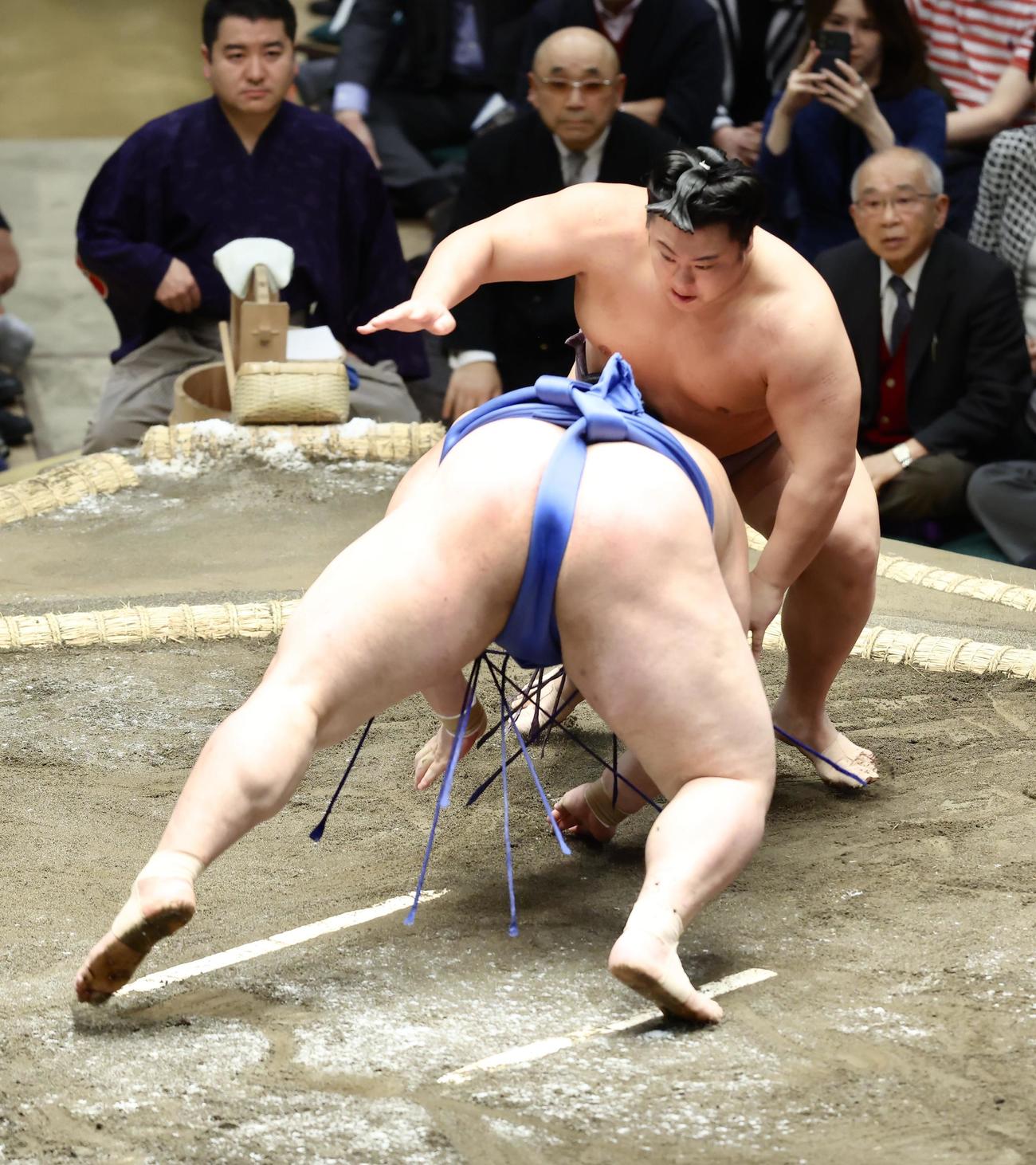 大の里（手前）を引き落としで破る翔猿（撮影・河田真司）