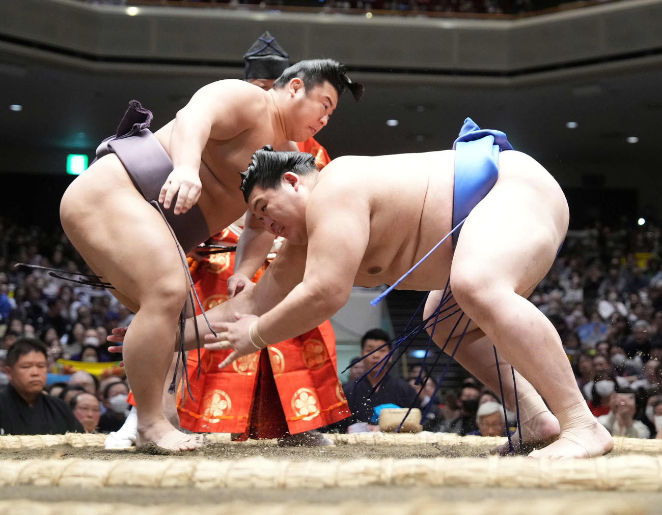 大の里（右）は引き落としで翔猿に敗れる（撮影・小沢裕）