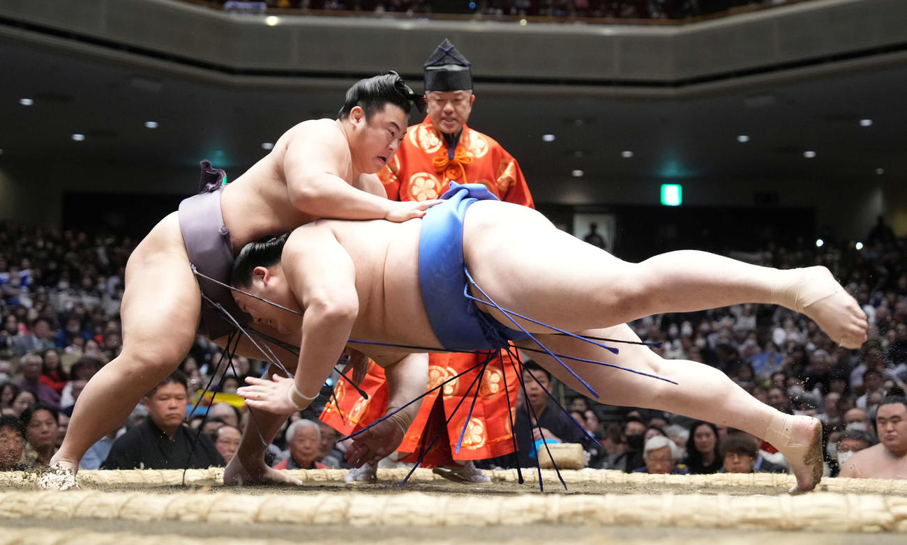 大の里（右）は引き落としで翔猿に敗れる（撮影・小沢裕）