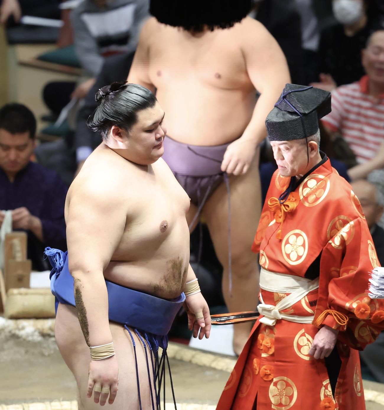 翔猿に引き落としで敗れる大の里（撮影・河田真司）