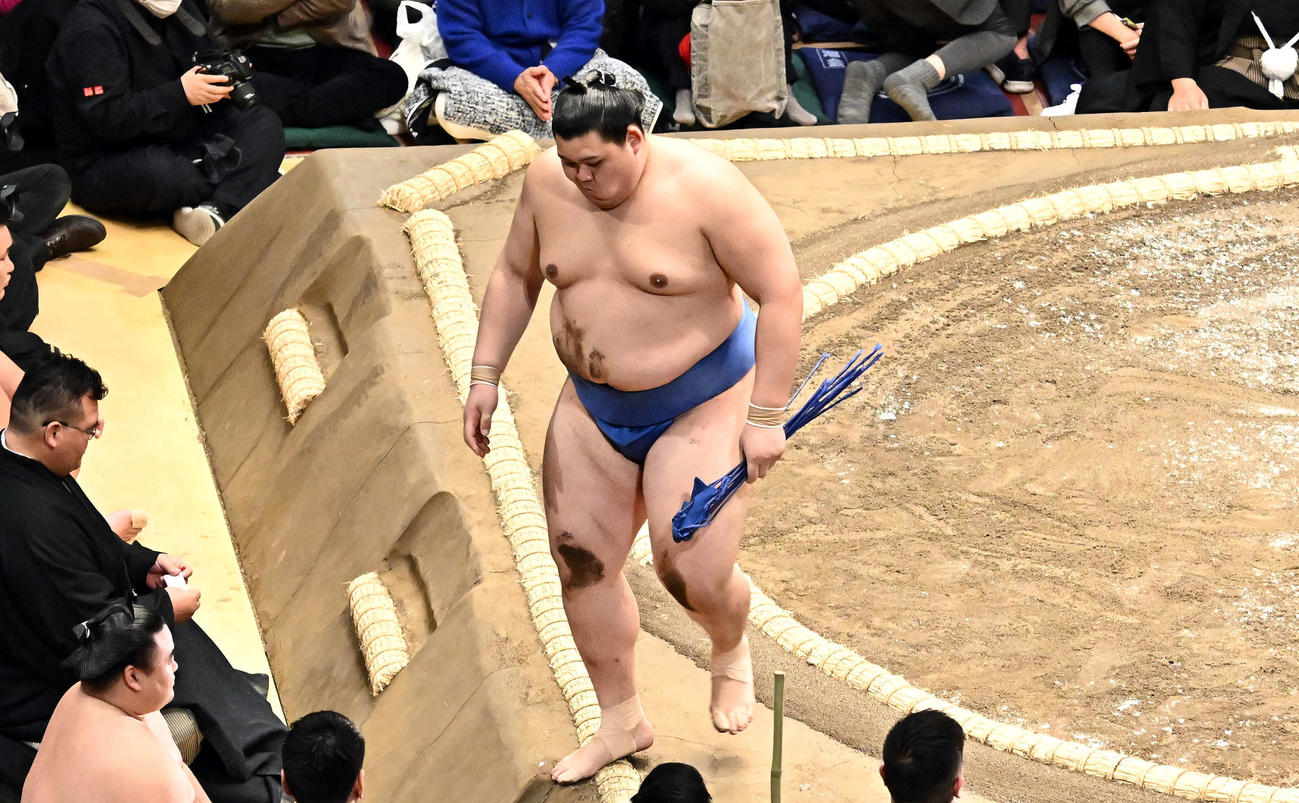 翔猿に敗れ引き揚げる大の里（撮影・滝沢徹郎）