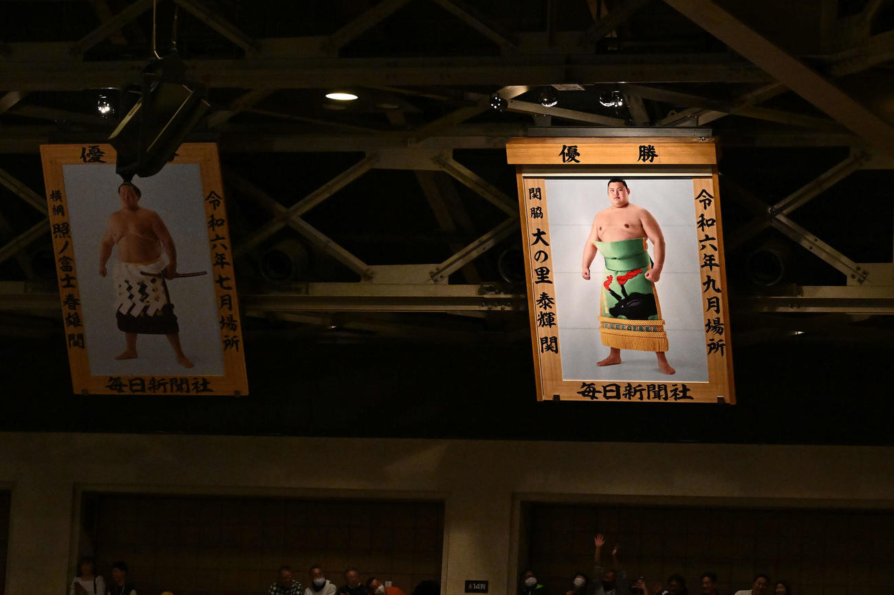 大の里の優勝額が除幕される（撮影・滝沢徹郎）