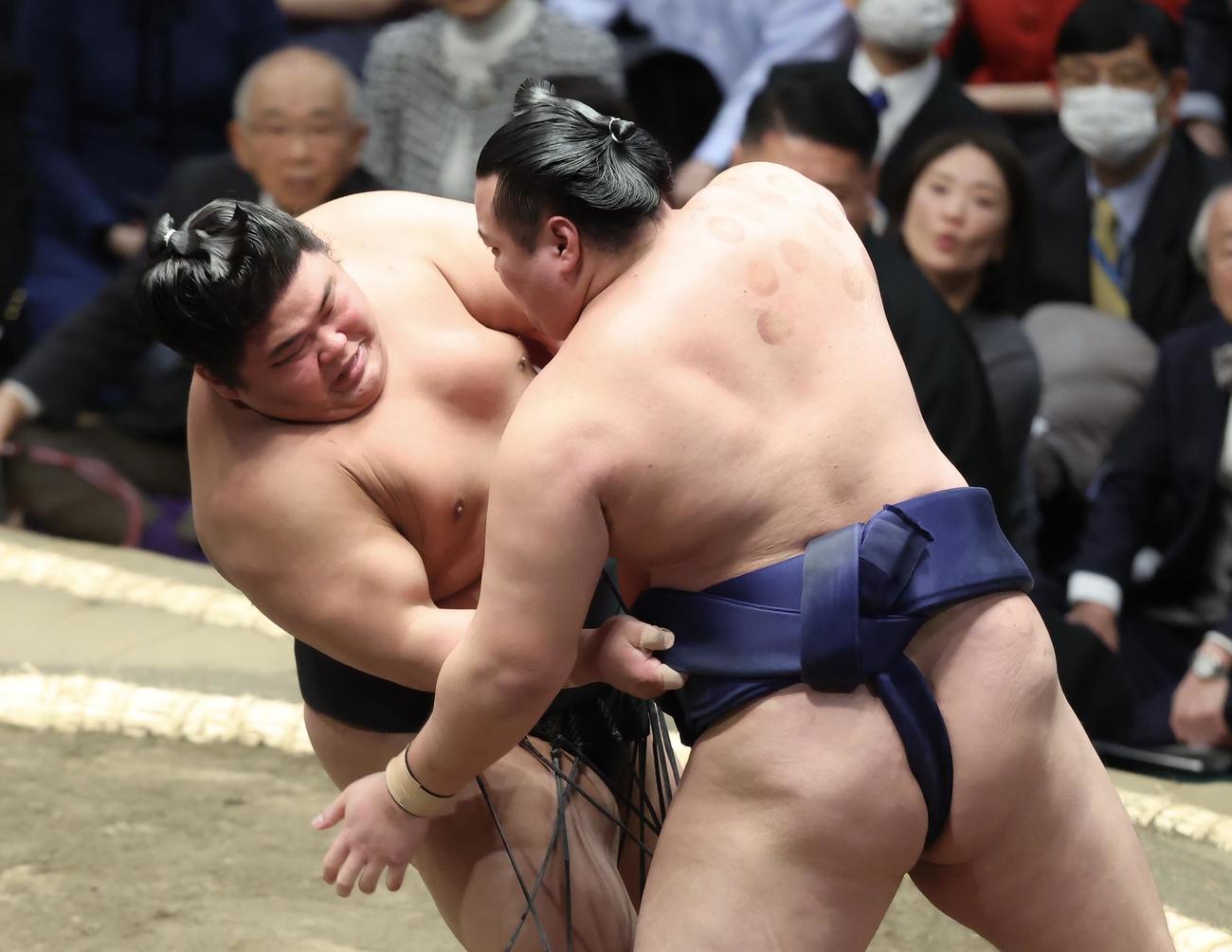 伯桜鵬（左）は北の若の攻めに耐える（撮影・河田真司）