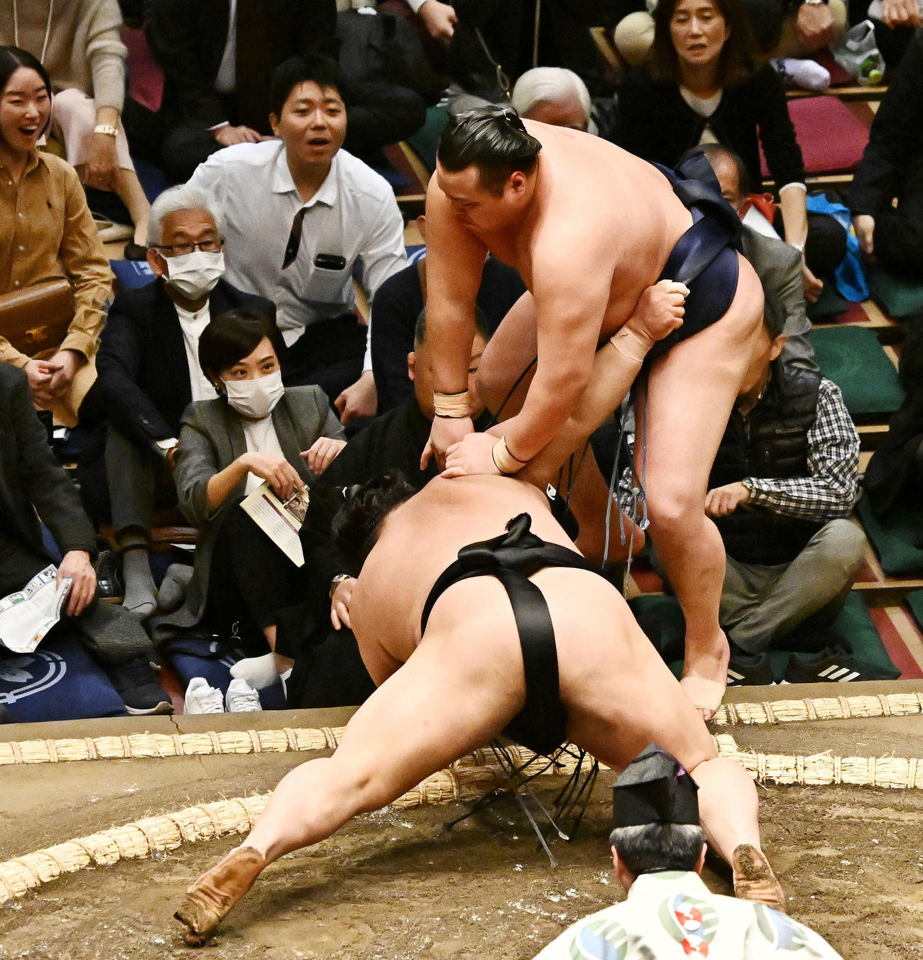 北の若（後方）は伯桜鵬に寄り切りで敗れる（撮影・滝沢徹郎）