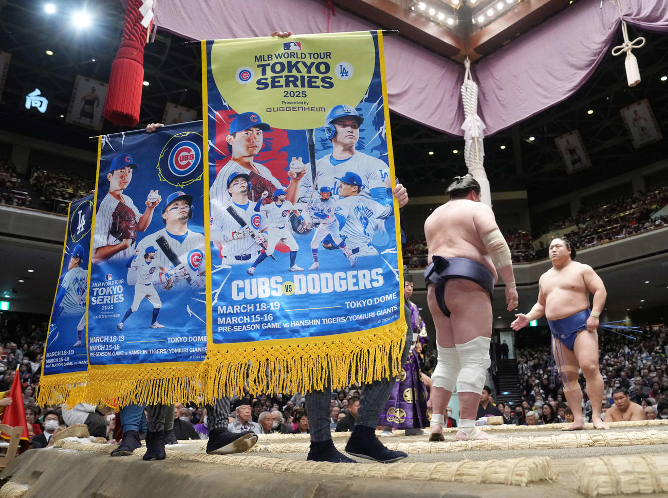 結びの一番に懸けられたMLB日本開幕戦を告知する懸賞幕（撮影・小沢裕）