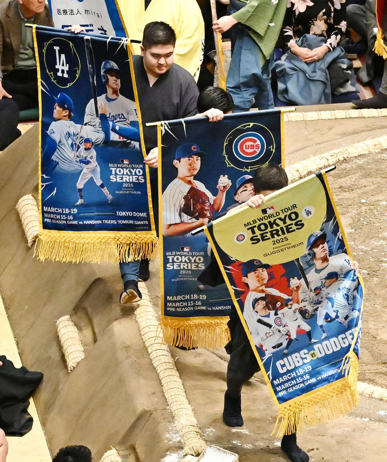 照ノ富士－若隆景の取り組みで披露されたMLB日本開幕戦の懸賞幕（撮影・滝沢徹郎）