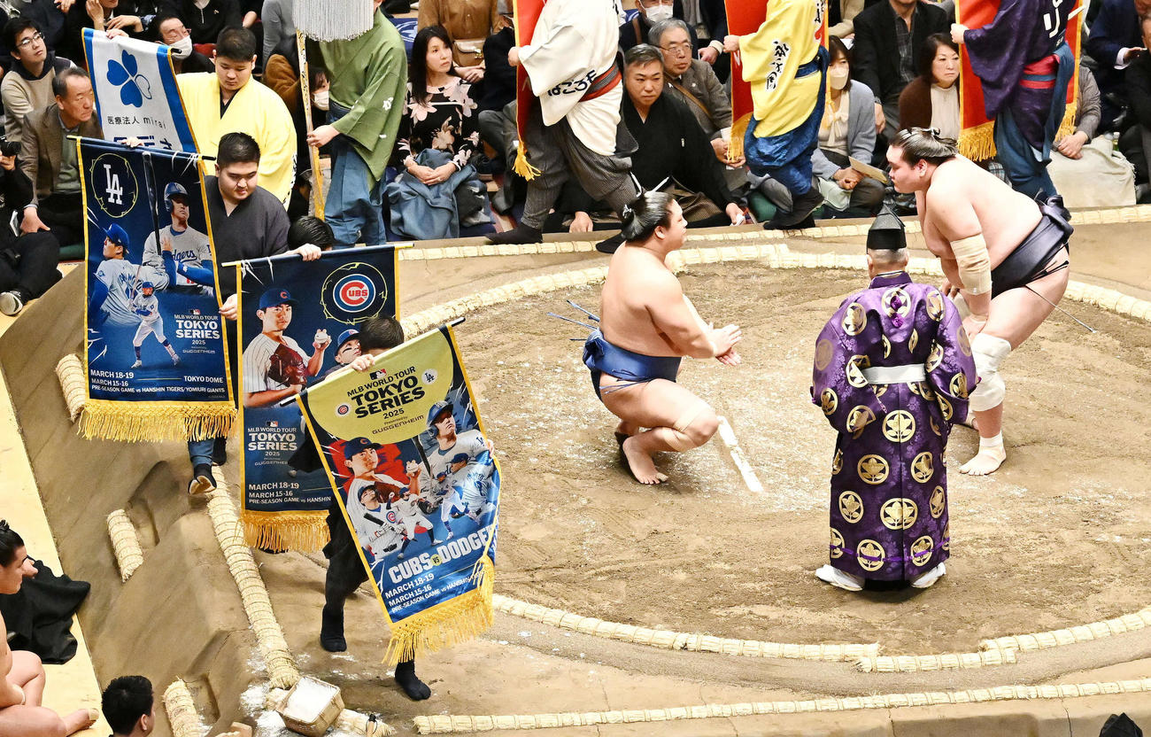 照ノ富士－若隆景の取り組みで披露されたMLB日本開幕戦の懸賞幕（撮影・滝沢徹郎）