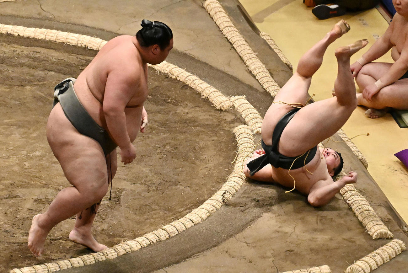 炎鵬（右）は豊雅将に押し倒しで敗れる（撮影・滝沢徹郎）