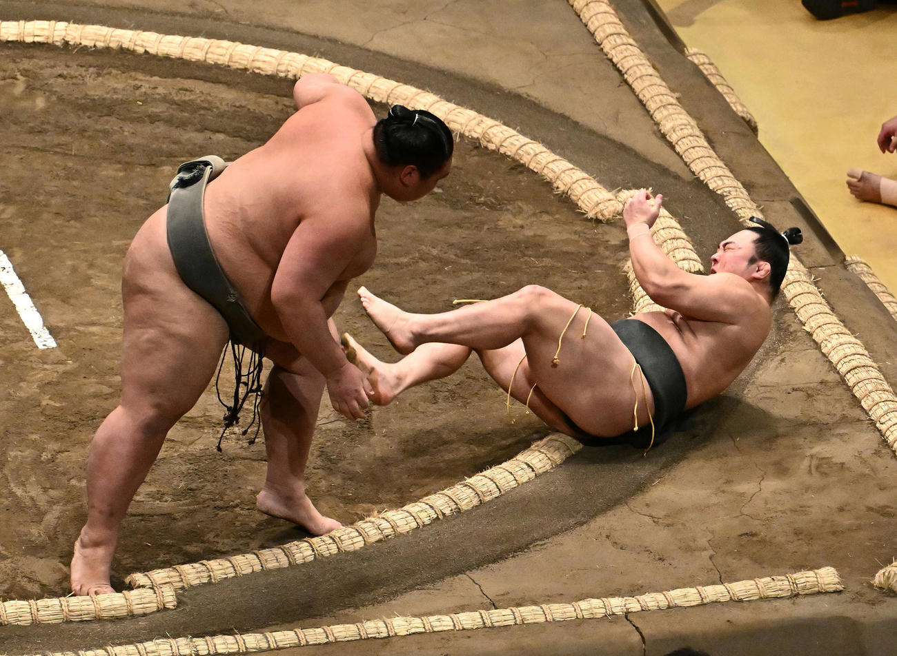 炎鵬（右）は豊雅将に押し倒しで敗れる（撮影・滝沢徹郎）