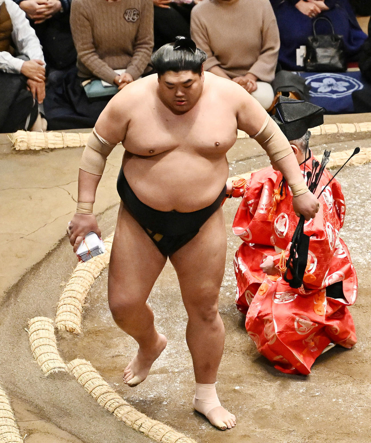 琴桜を破り懸賞金を手に引き揚げる阿炎（撮影・滝沢徹郎）