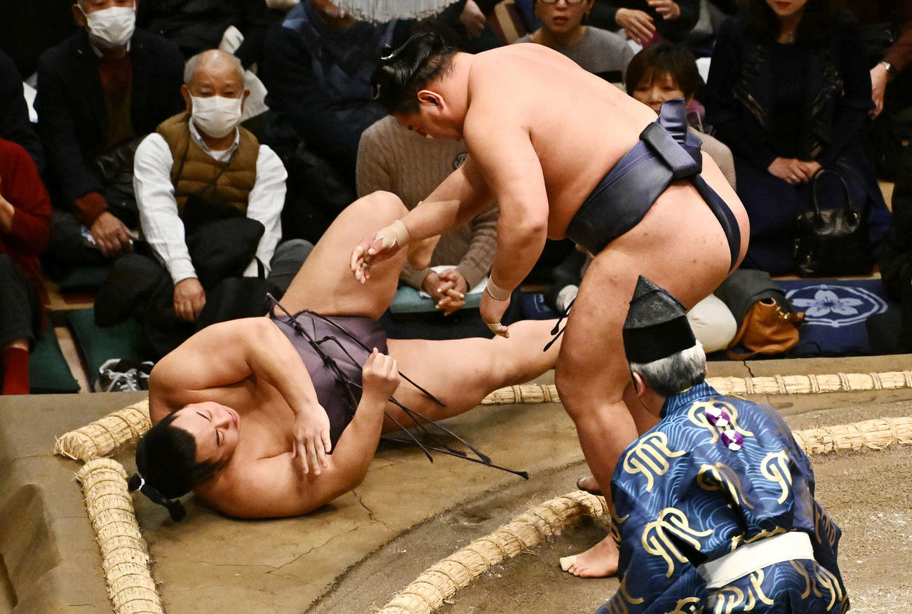豊昇龍（右）は翔猿を寄り倒しで破る（撮影・滝沢徹郎）