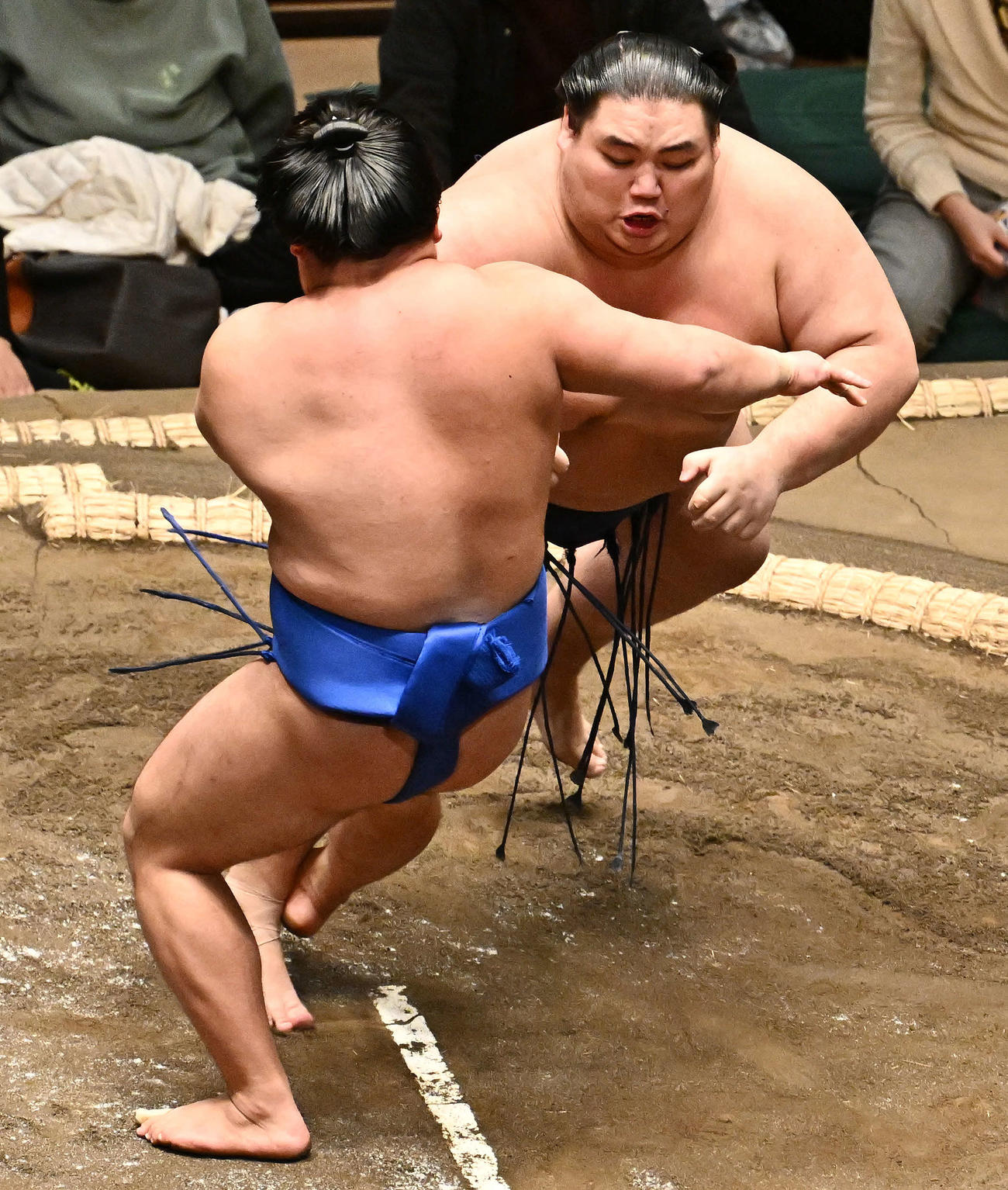 若碇（手前）は蹴返しで大翔鵬を破る（撮影・滝沢徹郎）