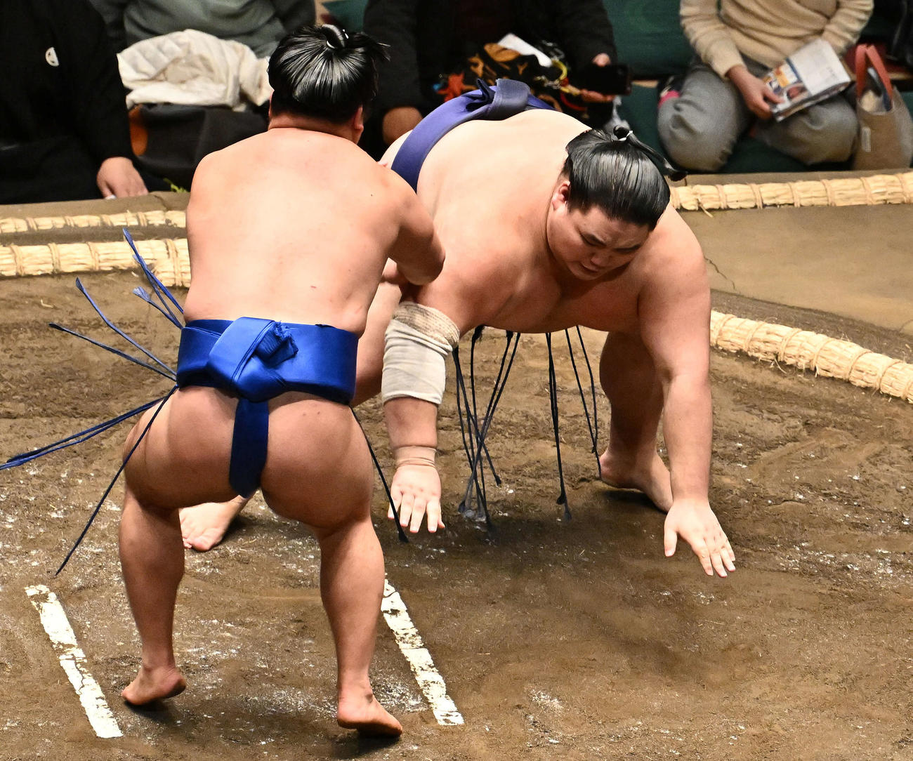 若碇（手前）は蹴返しで大翔鵬を破る（撮影・滝沢徹郎）