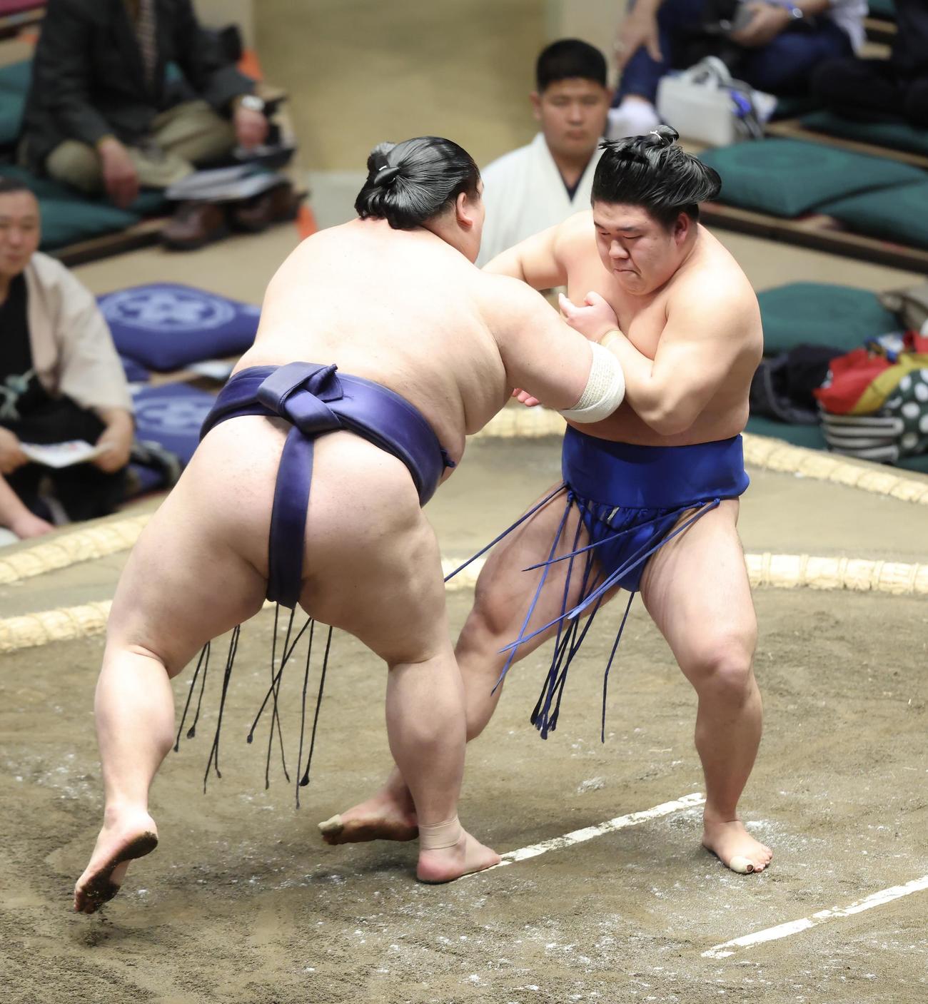大翔鵬（左）を蹴返しで破る若碇（撮影・河田真司）
