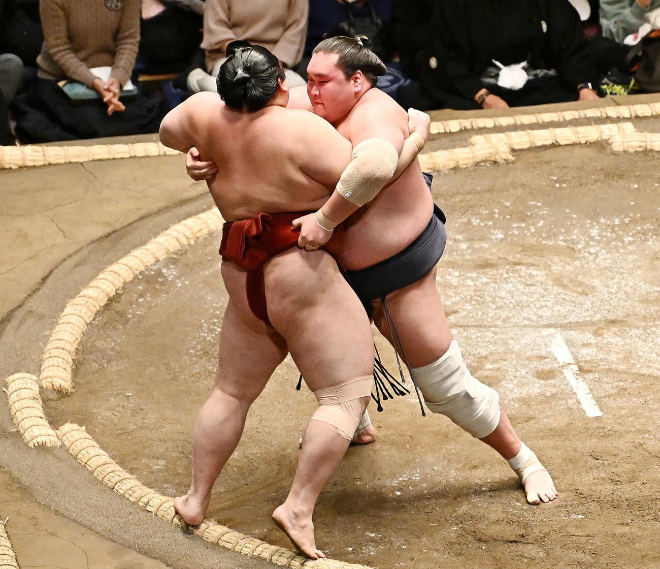 照ノ富士（右）は隆の勝を寄り切りで破る（撮影・滝沢徹郎）