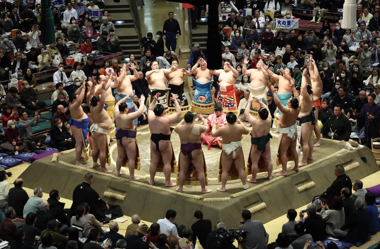 大相撲初場所2日目の幕内土俵入り（撮影・河田真司）