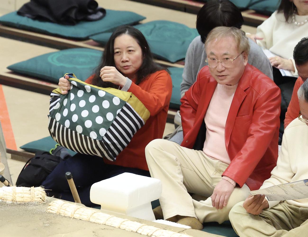 大相撲観戦する西原理恵子氏（左）と高須クリニック高須克弥院長（撮影・河田真司）