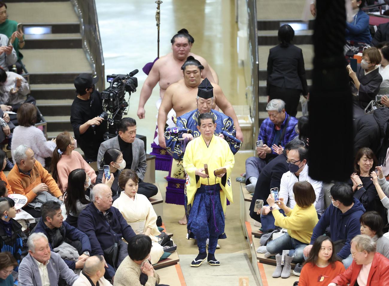 照ノ富士の横綱土俵入りに臨む呼び出し次郎（手前）と行司の式守伊之助（撮影・河田真司）