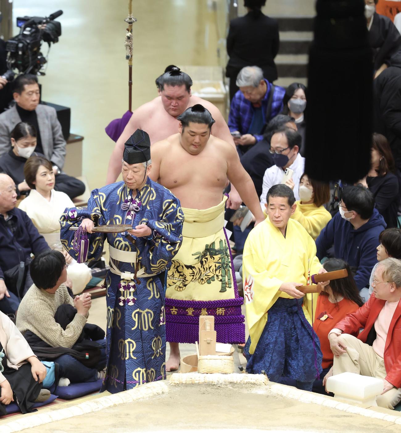 照ノ富士の横綱土俵入りに臨む行司の式守伊之助（左）と呼び出し次郎（撮影・河田真司）
