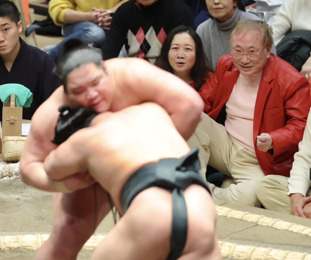 翠富士（手前）と錦木の取組を見守る高須克弥院長（右）と西原理恵子氏（撮影・河田真司）
