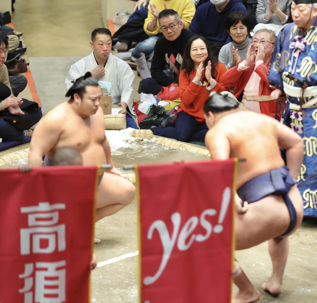 翔猿、豊昇龍の一番を見守る高須クリニック高須克弥院長（後方右）（撮影・河田真司）