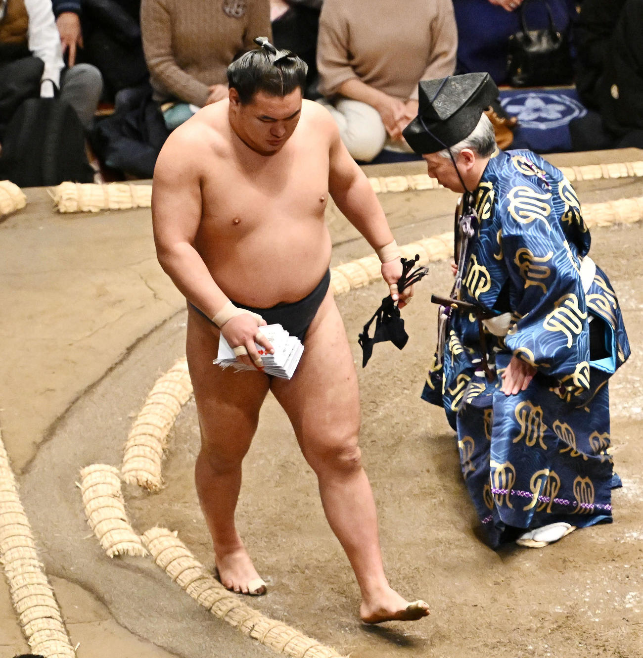 翔猿を破り懸賞金を手に引き揚げる豊昇龍（撮影・滝沢徹郎）
