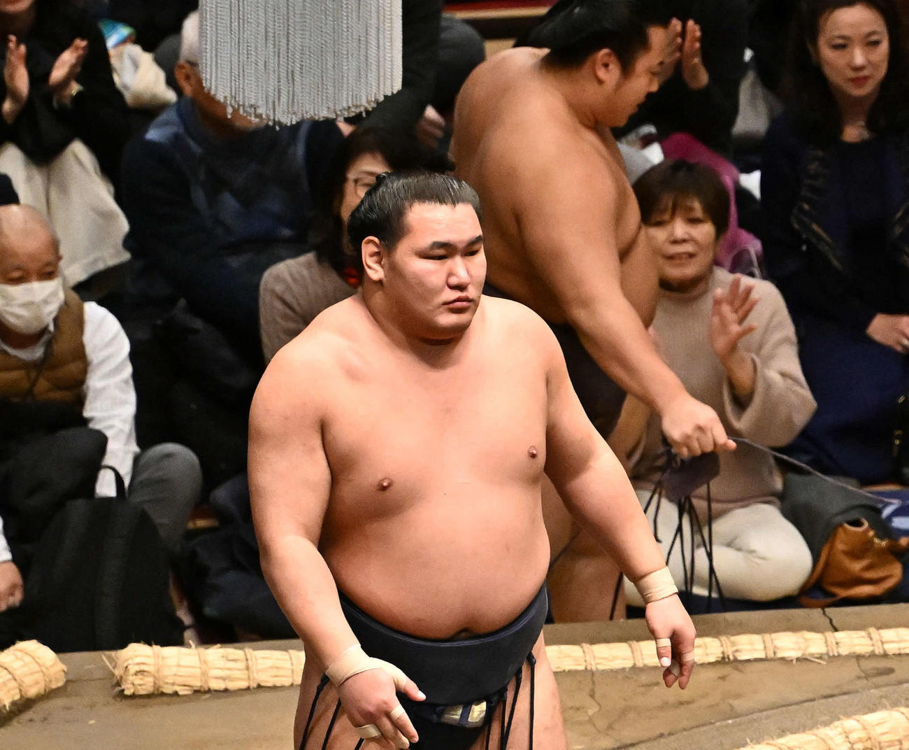 翔猿（後方）を寄り倒しで破った豊昇龍（撮影・滝沢徹郎）