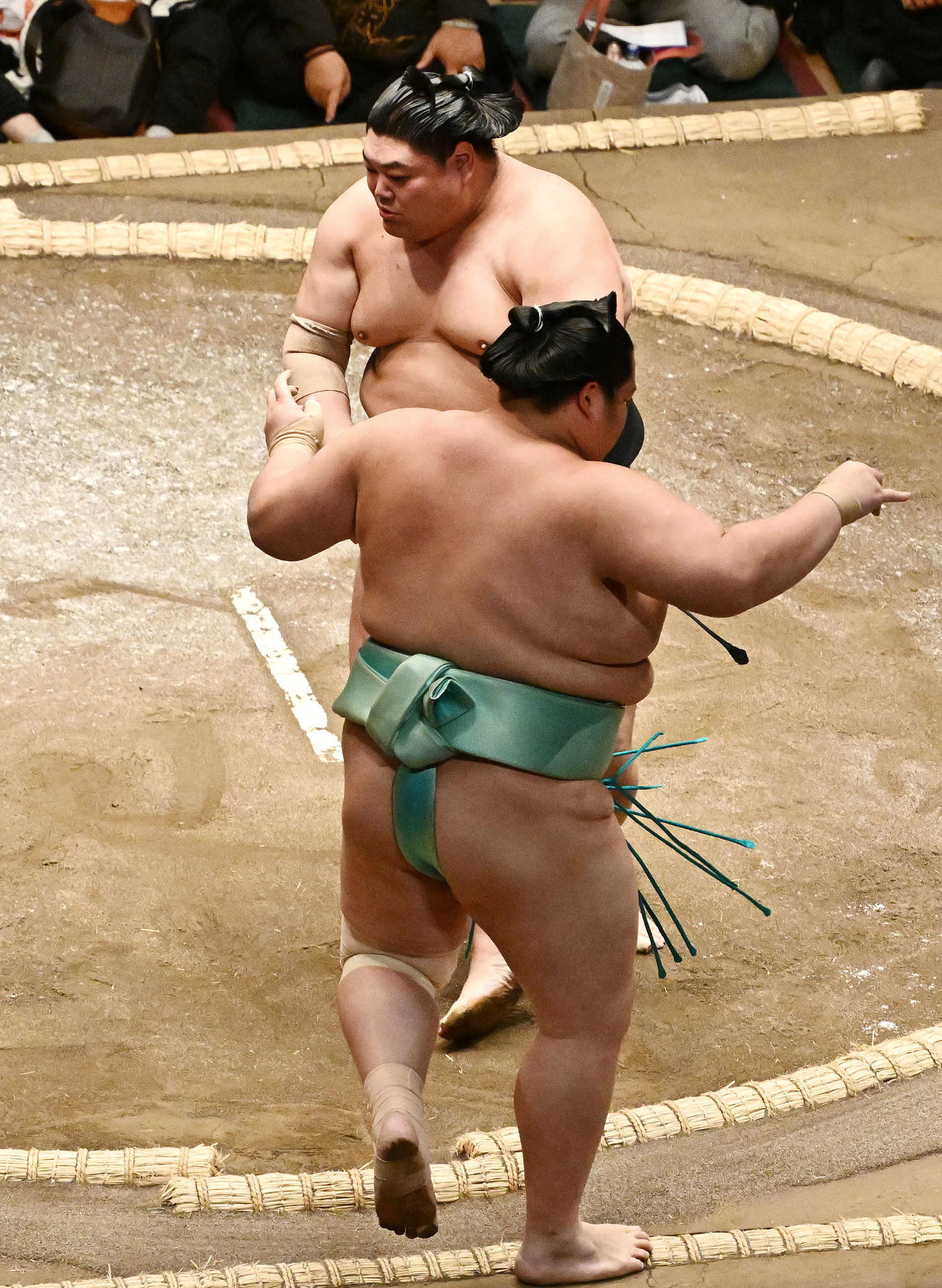 阿炎（後方）は琴桜を突き出しで破る（撮影・滝沢徹郎）