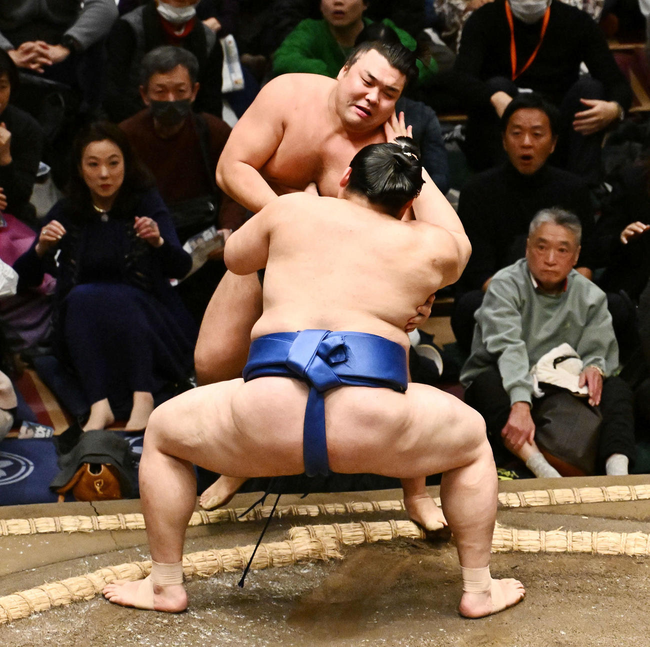 霧島（後方）は大の里に押し出しで敗れる（撮影・滝沢徹郎）
