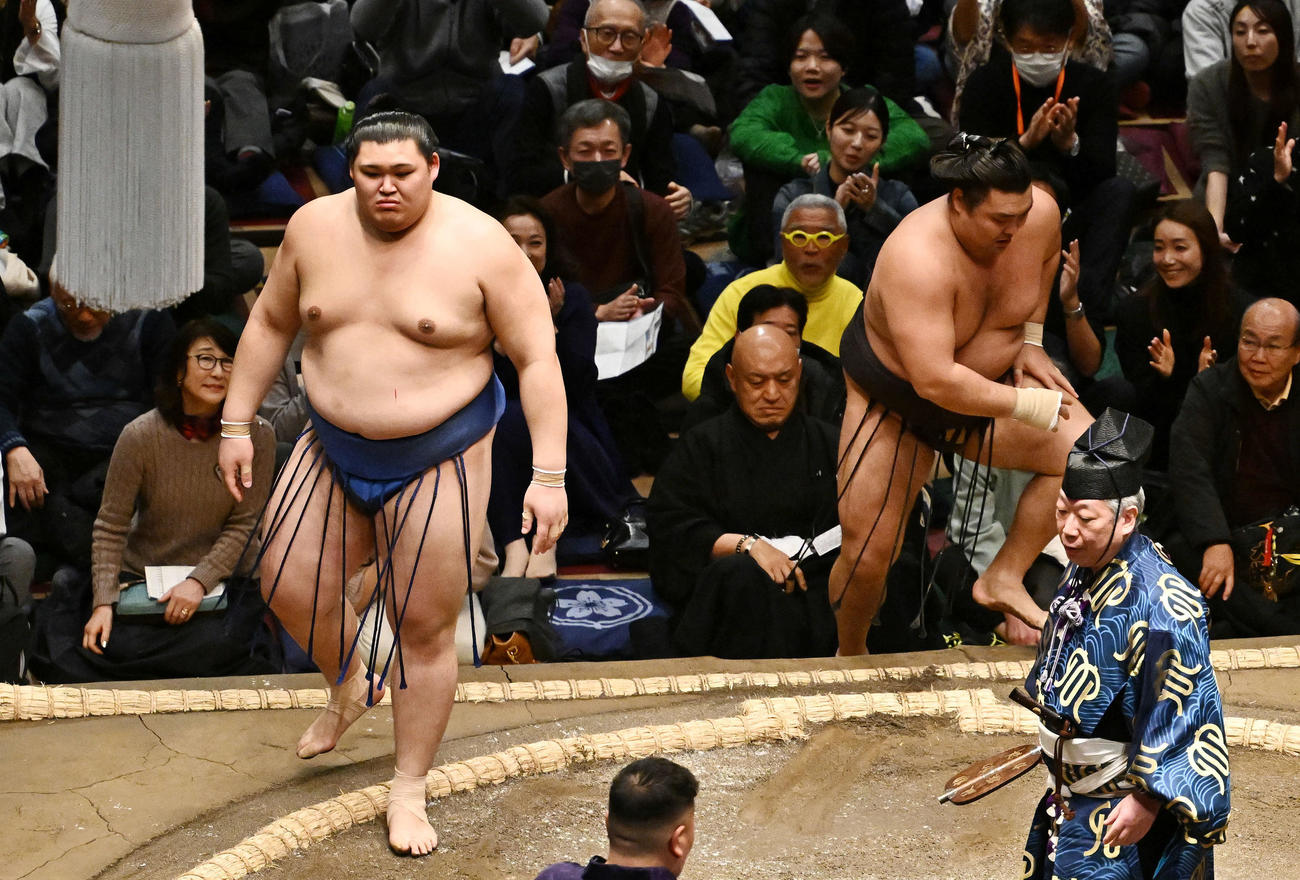 霧島（右）を破った大の里（撮影・滝沢徹郎）