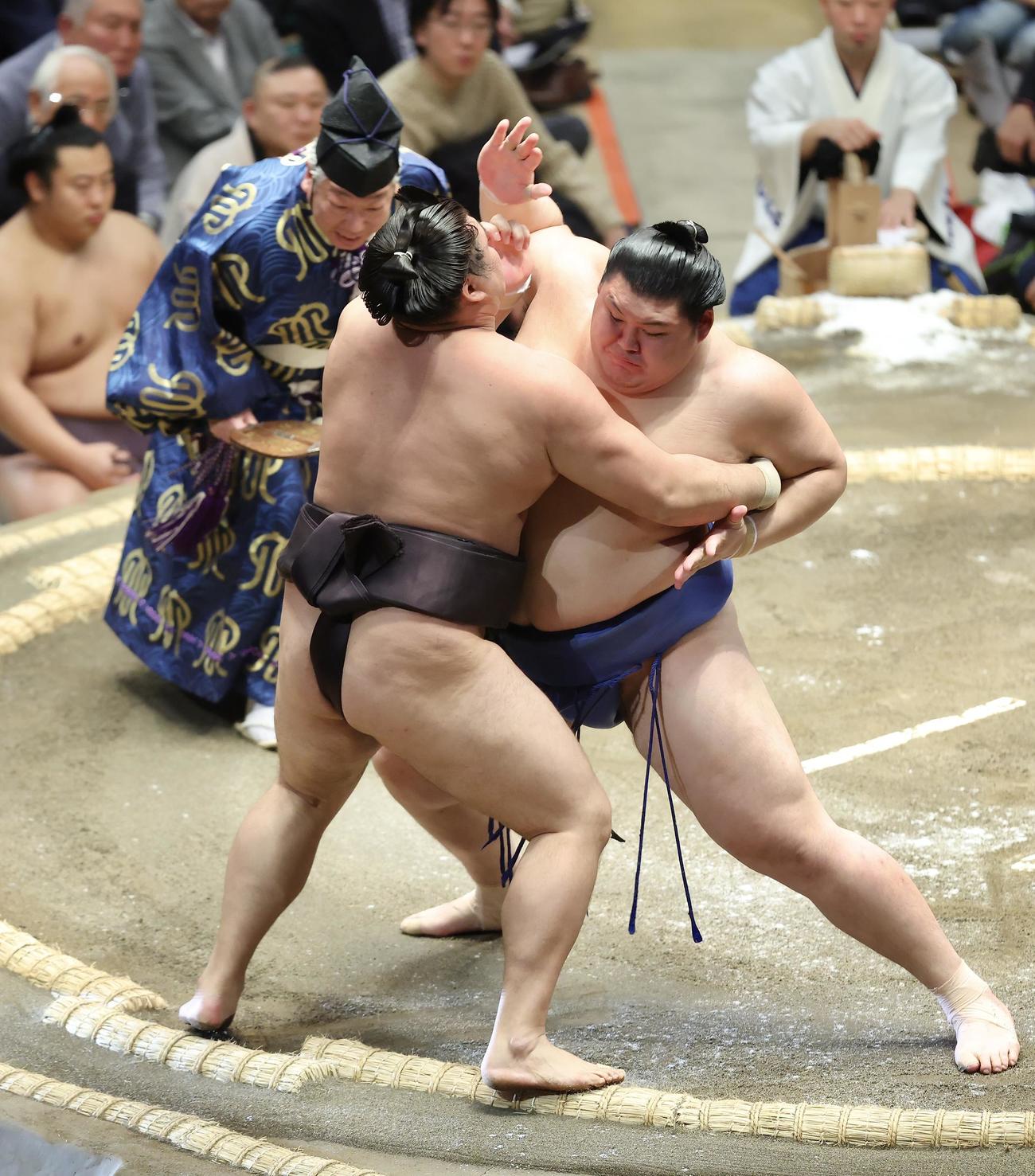 霧島（左）を押し出しで破る大の里（撮影・河田真司）