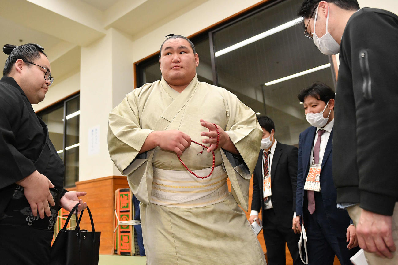 支度部屋で取材に応じる豊昇龍
