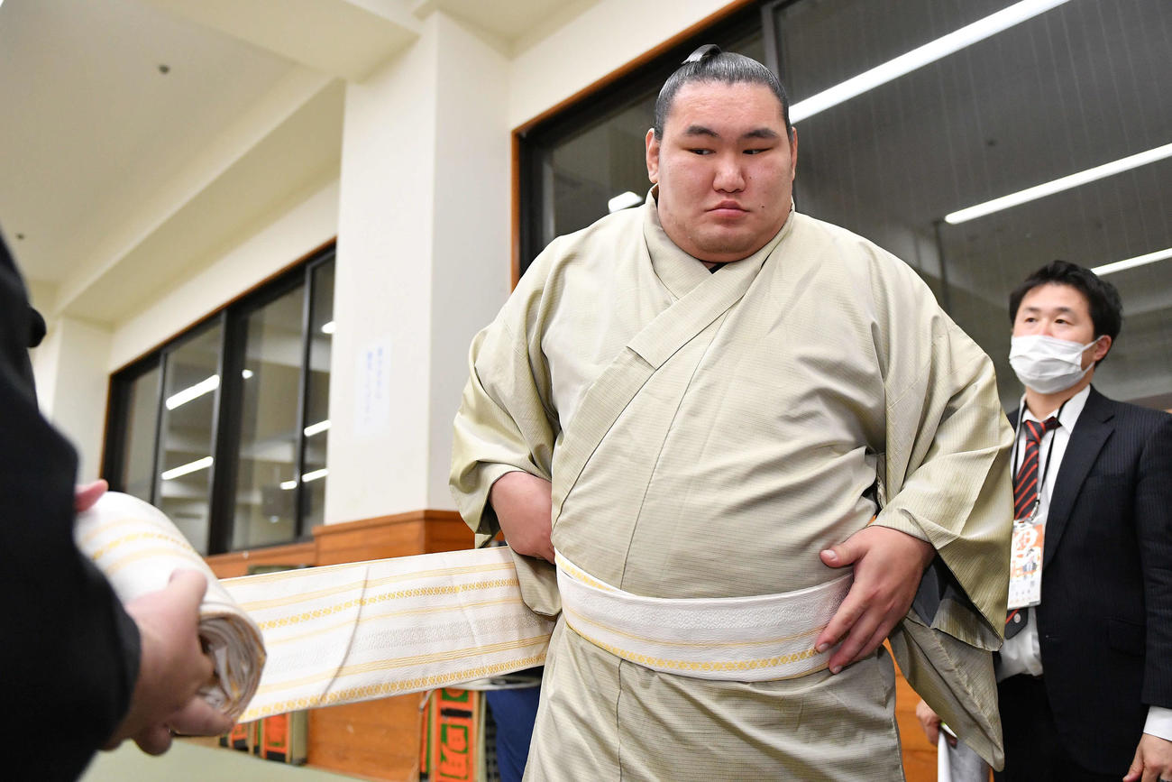 支度部屋で着替える豊昇龍