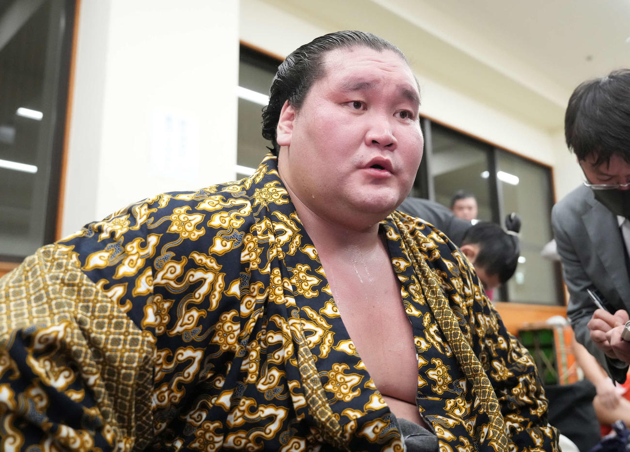 支度部屋で報道陣の囲み取材に応える照ノ富士（撮影・小沢裕）