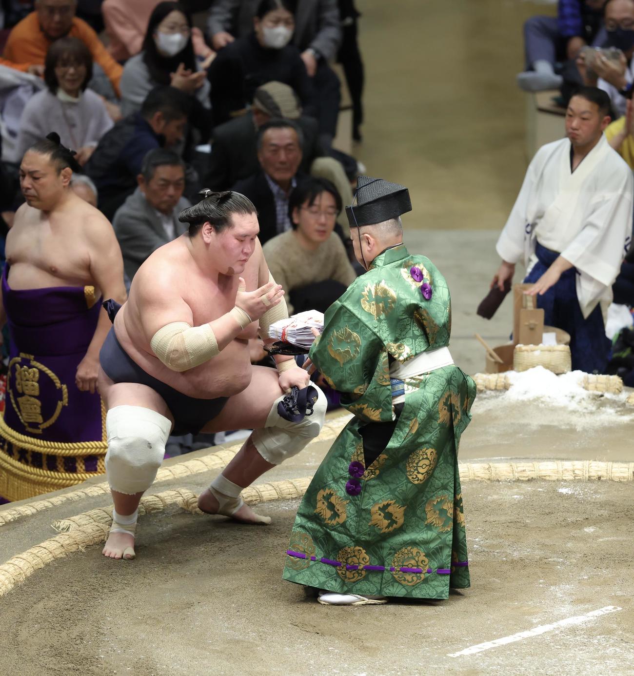 隆の勝を寄り切りで破り、勝ち名乗りを受け取る照ノ富士（撮影・河田真司）