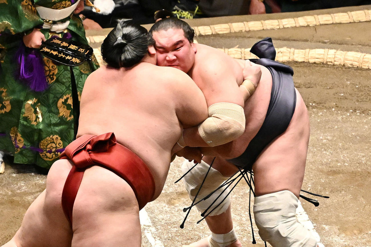 照ノ富士（右）は隆の勝を攻める（撮影・滝沢徹郎）