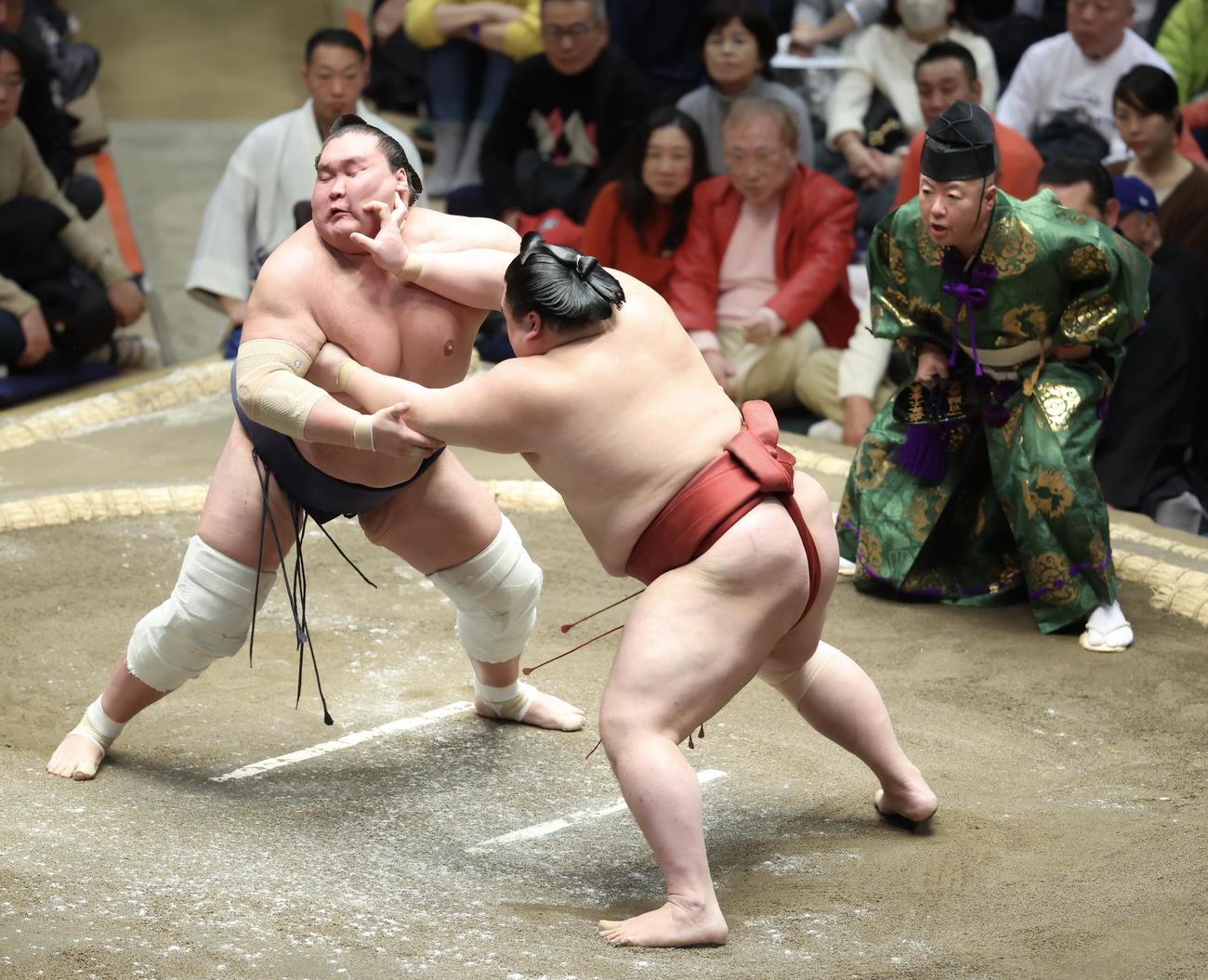 照ノ富士（左）は隆の勝の攻めに耐える（撮影・河田真司）
