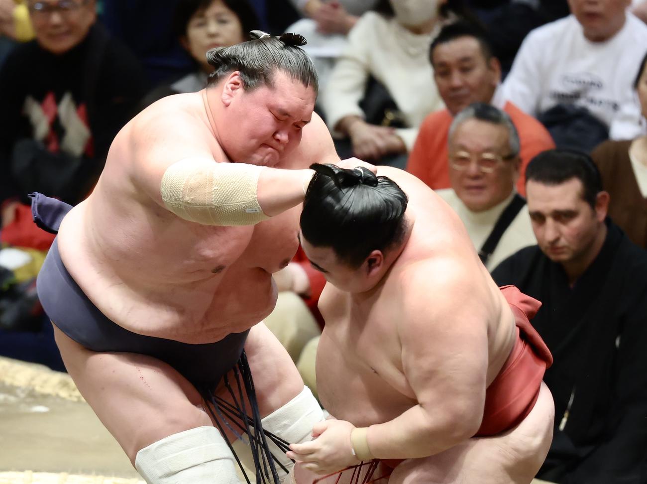 照ノ富士（左）は隆の勝を激しく攻める（撮影・河田真司）