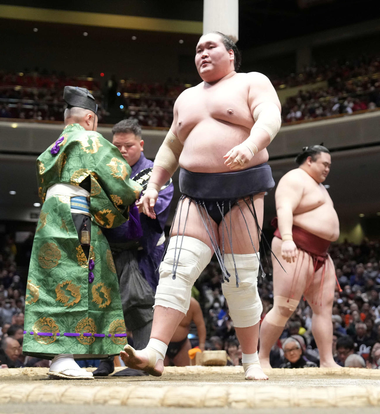 照ノ富士は隆の勝（右）を寄り切りで破る（撮影・小沢裕）