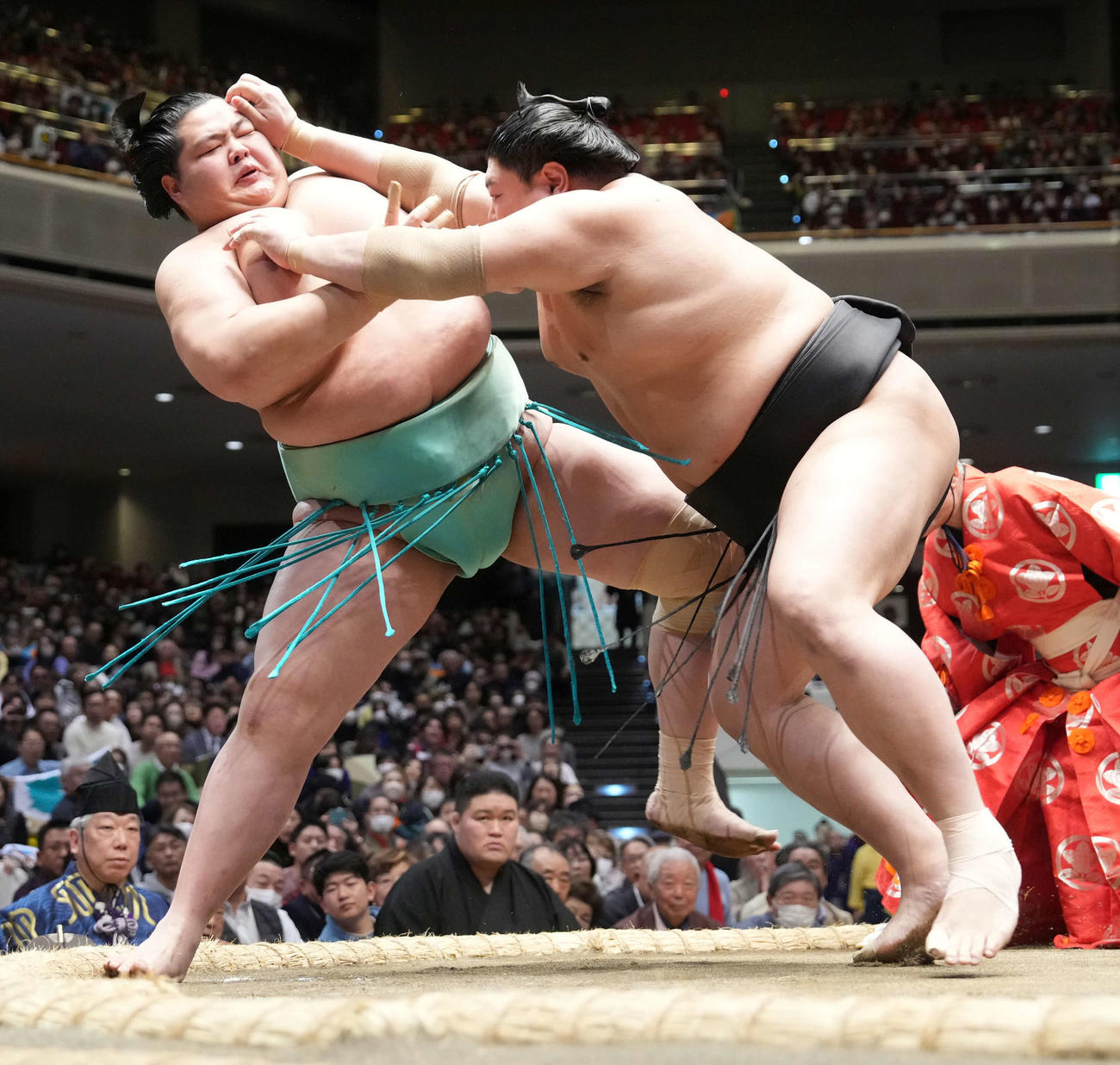 阿炎（右）の攻めをこらえる琴桜（撮影・小沢裕）