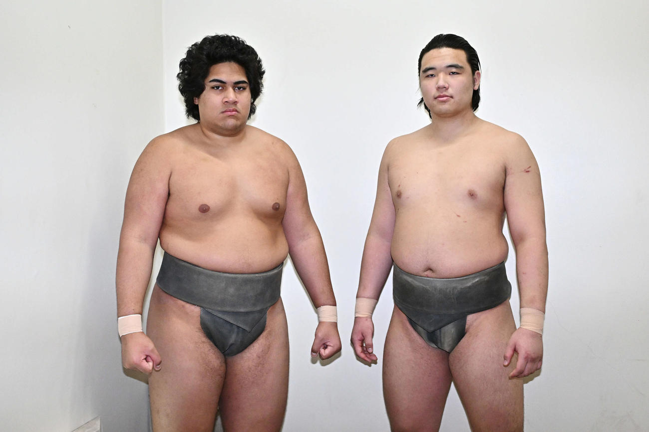 前相撲に臨む光武蔵（左）と天狼星は写真に納まる（撮影・滝沢徹郎）