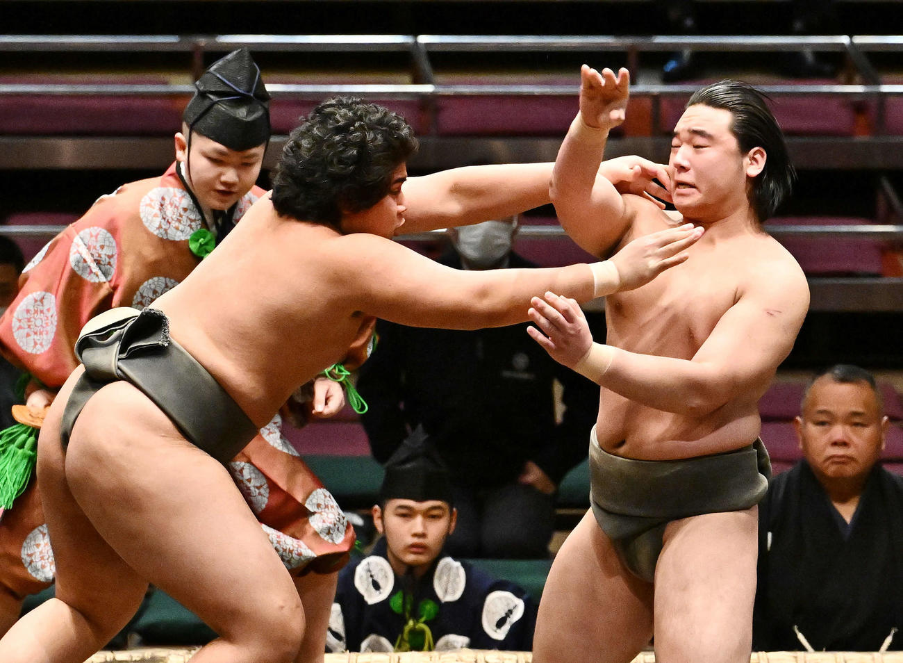 前相撲で取り組む光武蔵（左）と天狼星（撮影・滝沢徹郎）