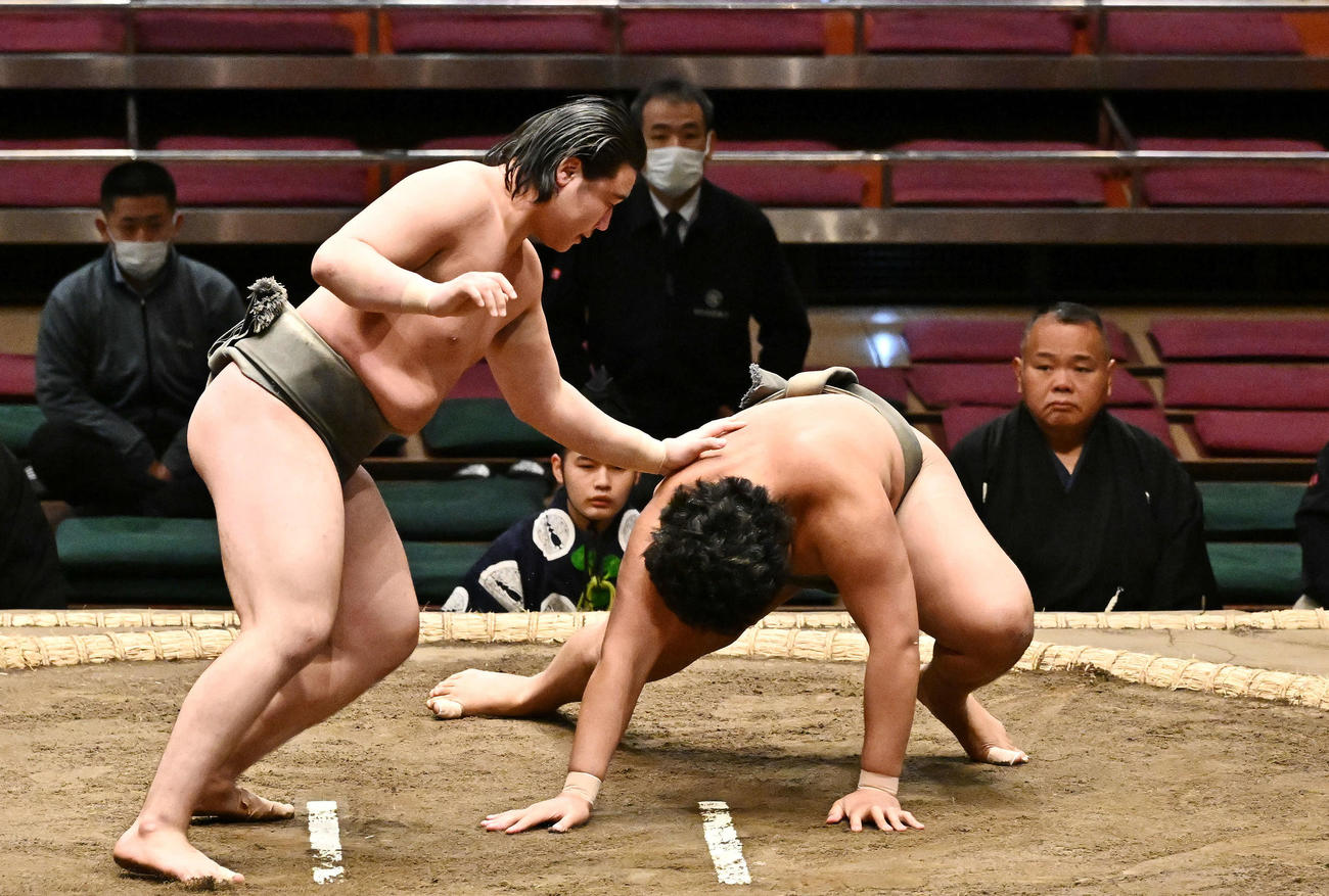 前相撲で天狼星（左）は光武蔵を破る（撮影・滝沢徹郎）