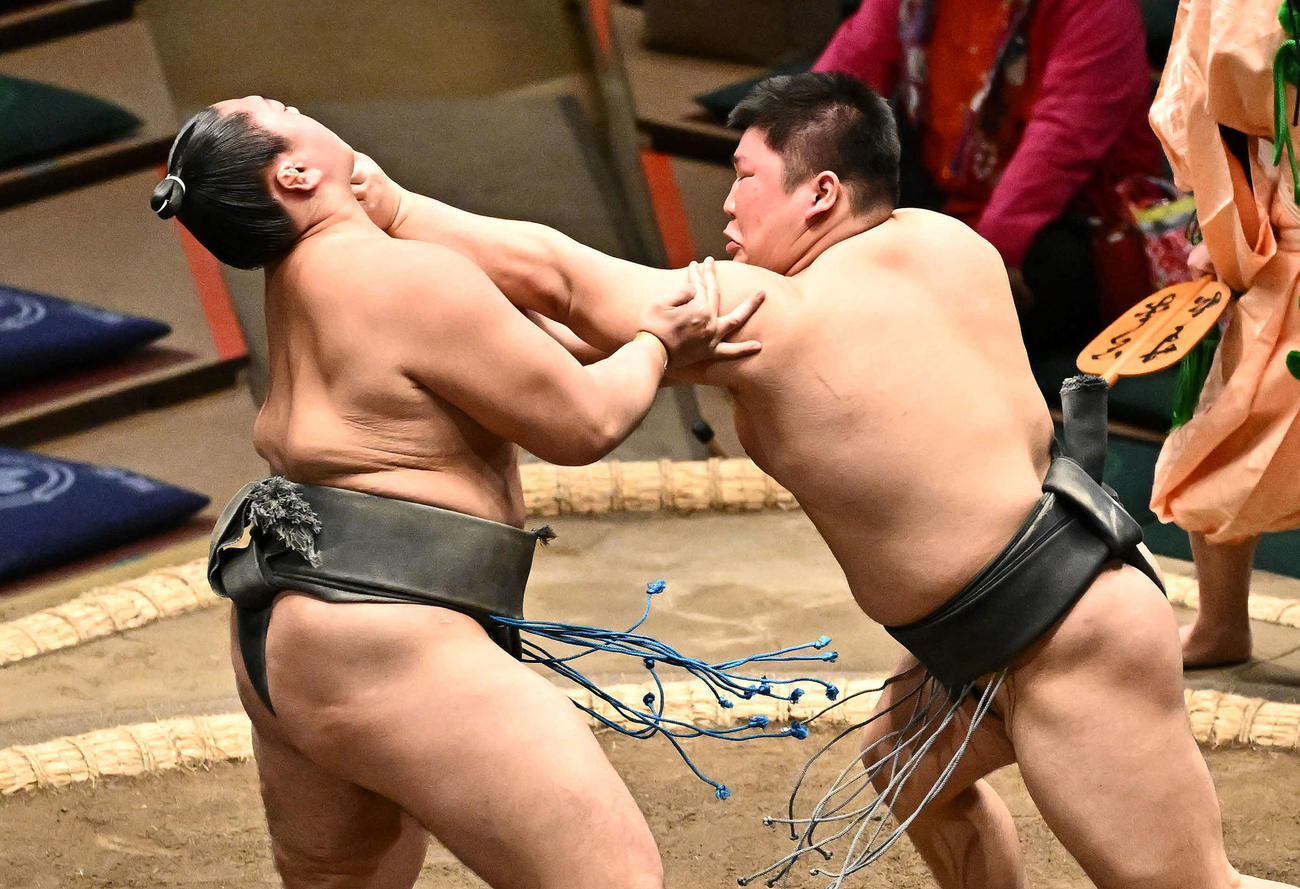 碇潟（右）は鈴ノ富士を攻める（撮影・滝沢徹郎）
