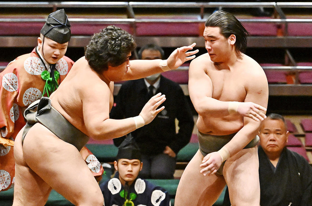 前相撲で取り組む光武蔵（左）と天狼星（撮影・滝沢徹郎）