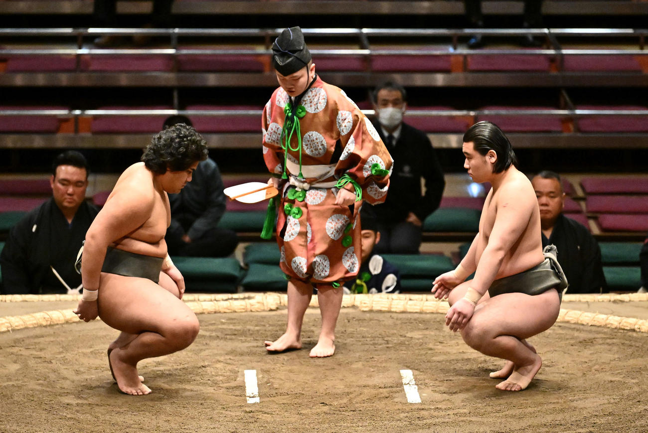 前相撲に臨む光武蔵（左）と天狼星（撮影・滝沢徹郎）