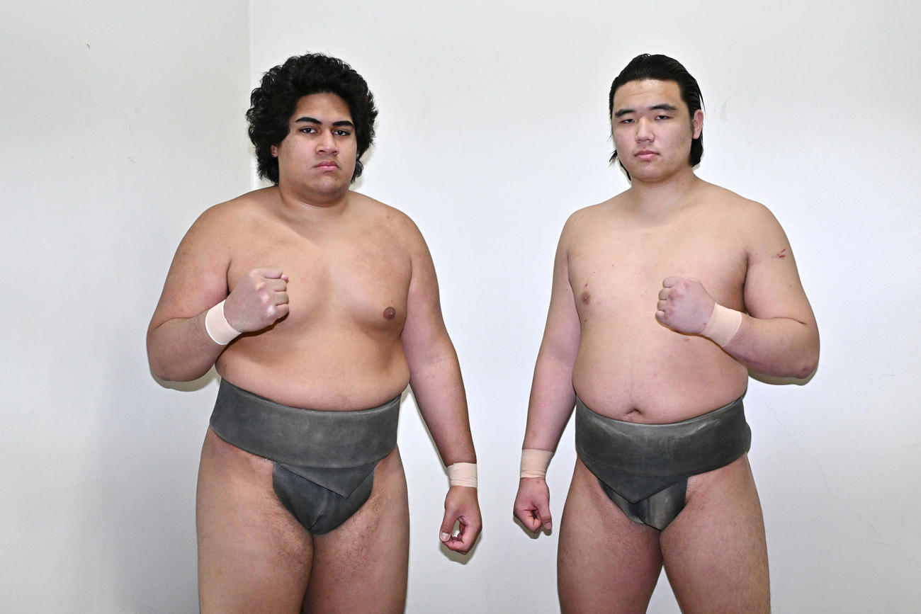 前相撲に臨む光武蔵（左）と天狼星はポーズを決める（撮影・滝沢徹郎）